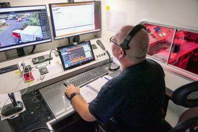 Blick über die Schulter des Einsatzleiters: Im ELW 2 laufen moderne Kommunikations- und IT-Systeme für eine effektive Einsatzführung zusammen.