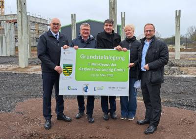 Grundsteinlegung E-Busdepot, Regionalbus Leipzig GmbH (v.n.l.n.r.: Andreas Kultscher (GF Regionalbus Leipzig), Holger Schulz (BM Zwenkau), Henry Graichen (Landrat), Susann Slansky (LASuV), Nils Richert (Daimler Buses)