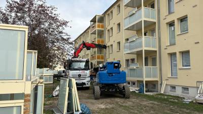 Anbau der neuen Balkone in der Heinrich-Heine-Straße
