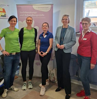 Unter den zahlreichen Gästen befanden sich auch Landrat Henry Graichen sowie die zweite Beigeordnete Ines Lüpfert (2.v.r.). Gemeinsam mit der Vorstandsvorsitzenden des DRK Muldental, Bettina Belkner (r.), und der Leiterin des Gesundheitsamtes, Karolin Buchenhorst (3.v.l.), schauten sie sich die unterschiedlichsten Stationen und Angebote von DRK und Gesundheitsamt an.