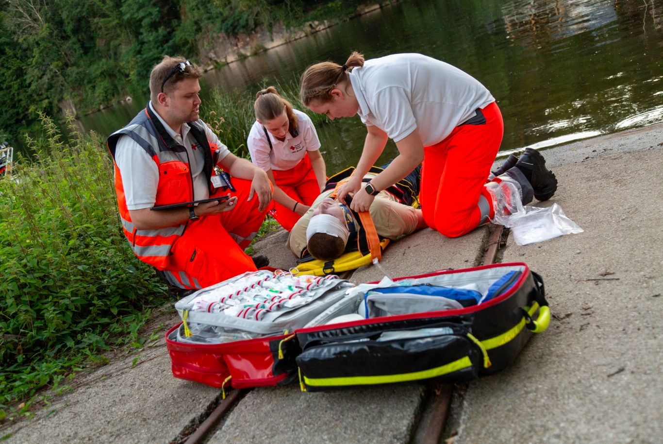 Übung: Übernahme einer verletzten Person nach Wasserrettung durch die Bereitschaften des DRK Kreisverbandes Muldental e.V. image6