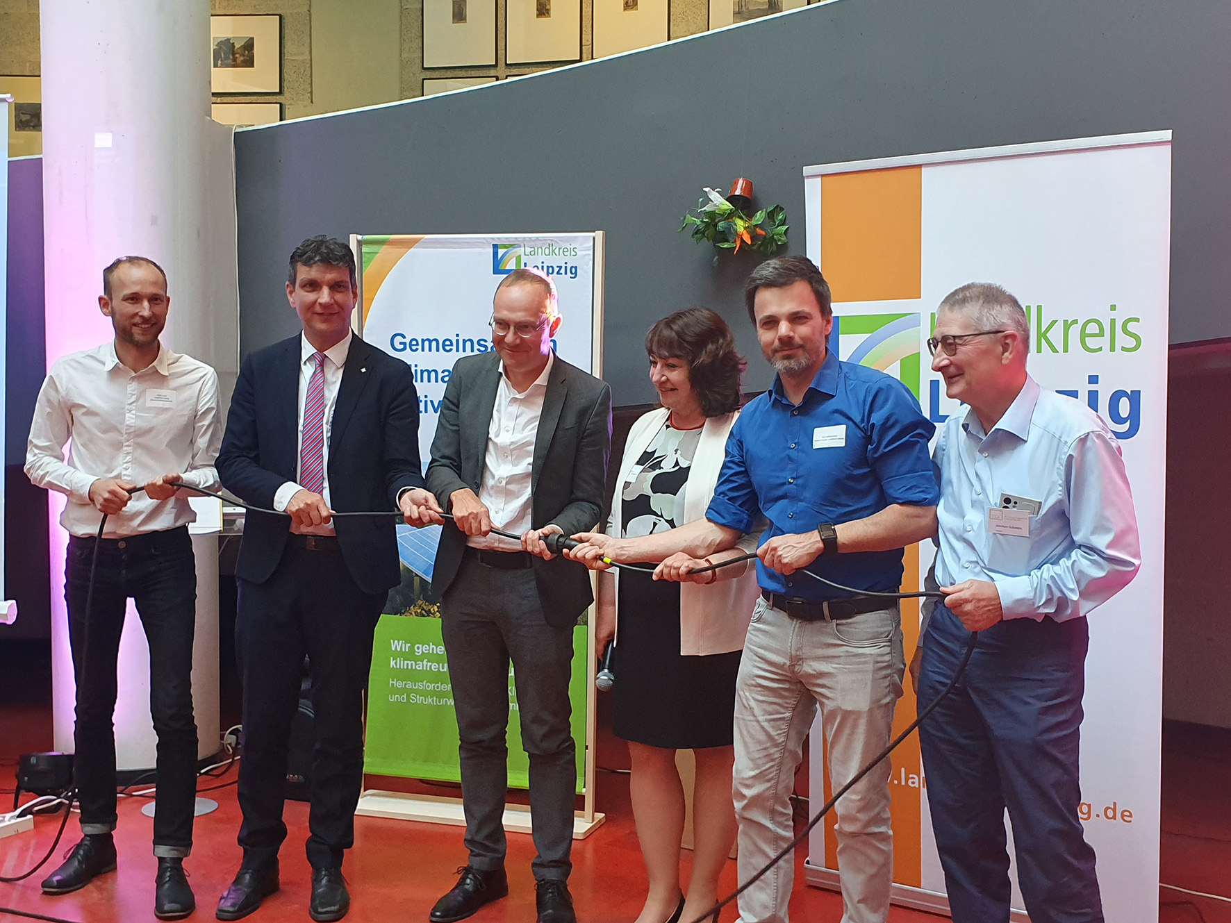 Mit dabei waren Falko Haak (Klimaschutzmanager LK Leipzig, Landrat Henry Graichen, Wolfram Günther (Staatsminister für Energie, Klimaschutz, Umwelt und Landwirtschaft), Gesine Sommer (Leiterin Stabsstelle) sowie Joachim Eckstein und Nico Mittenzwei von der EGL EG. S%C3%A4chsische%20Energietage%20klein