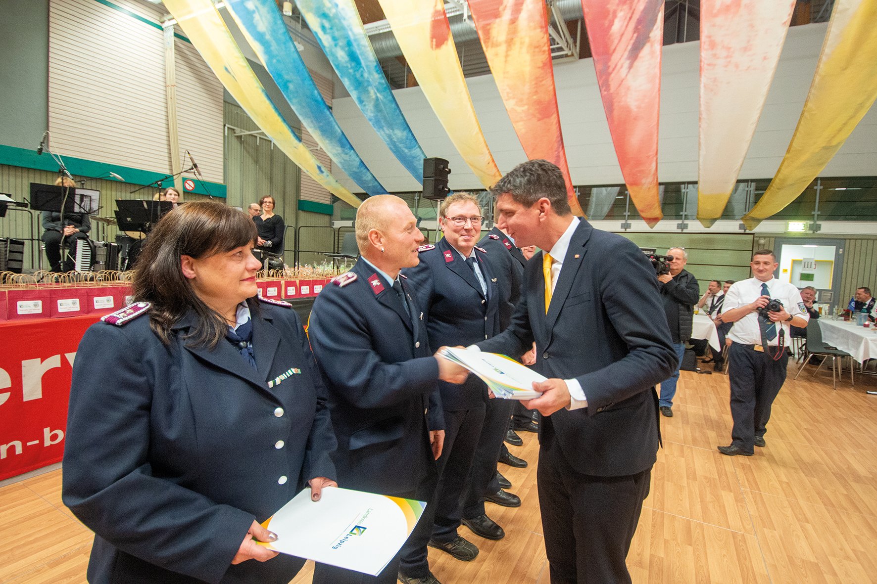 Insgesamt rund 240 Frauen und Männer wurden in diesem Jahr geehrt 2023-11-10_mks_Feuerwehr-und-Helfertag_ReD_021