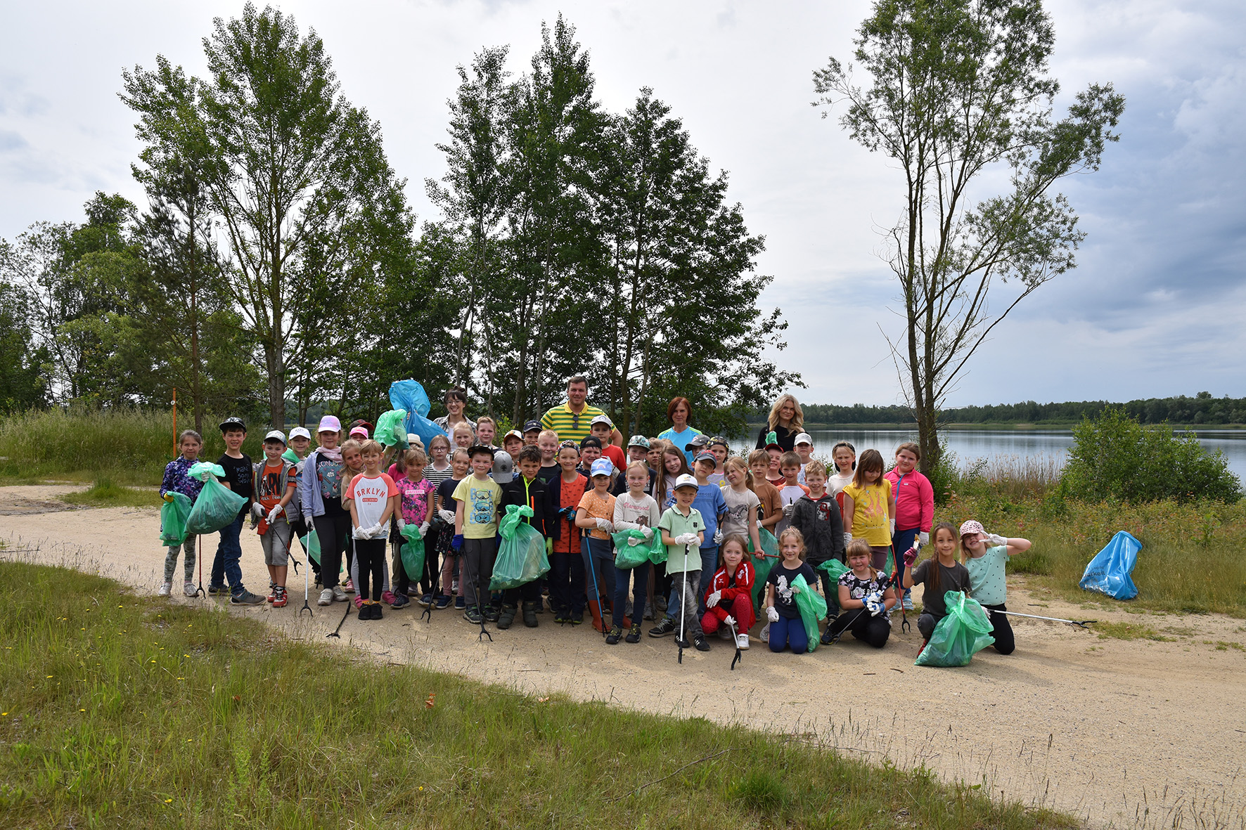 Grundschüler sammeln Müll am Harthsee GS-Neukirchen