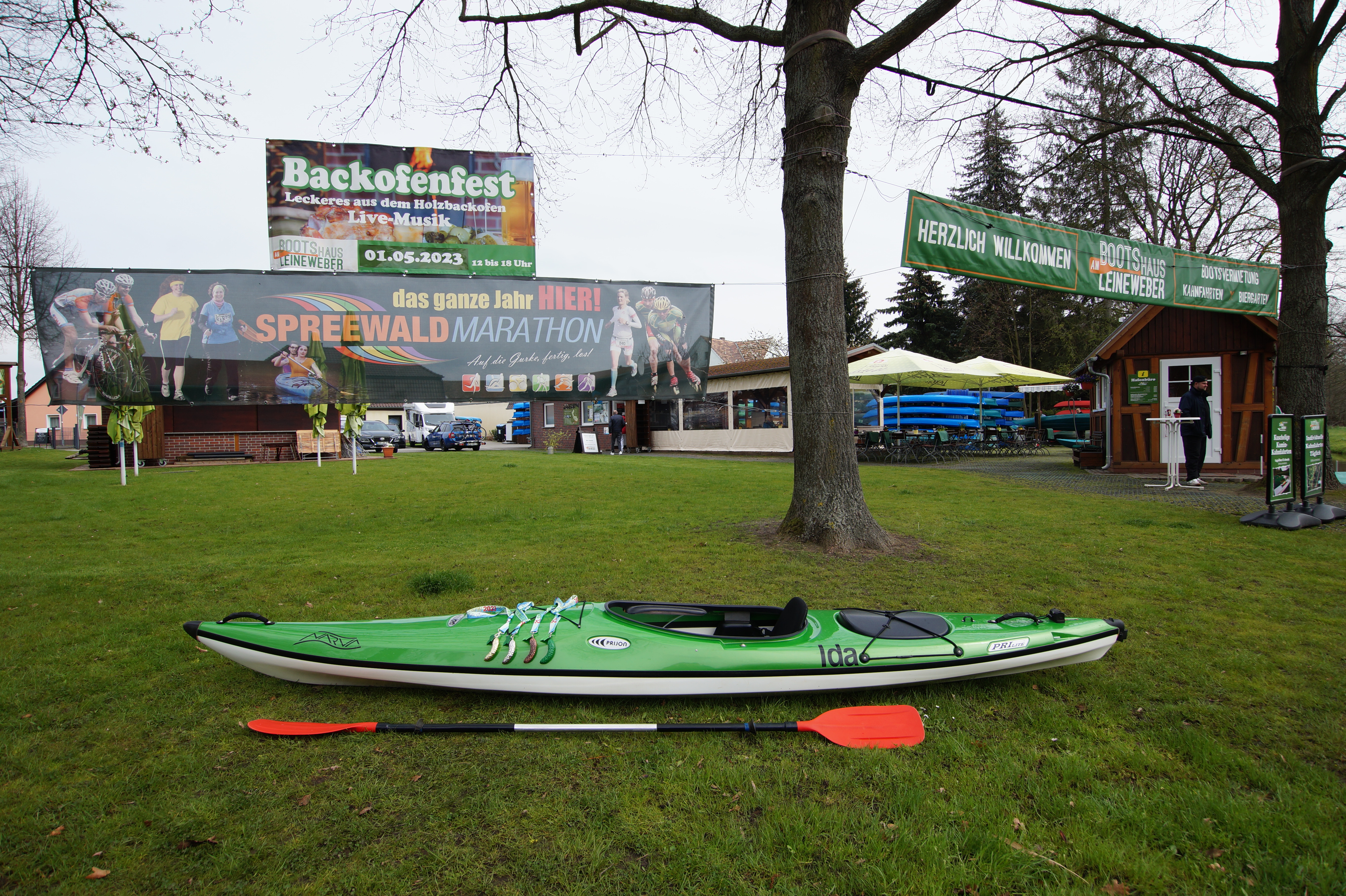 Beim%20Spreewaldmarathon%20locken%20die%20Gurkenmedaillen%20-%20am%20Bootshaus%20Leineweber%20kann%20man%20mit%20einem%20Leihboot%20oder%20dem%20eigenen%20Kanu%20starten,%20nach%20der%20Tour%20den%20Tag%20gem%C3%BCtlich%20ausklingen%20lassen.