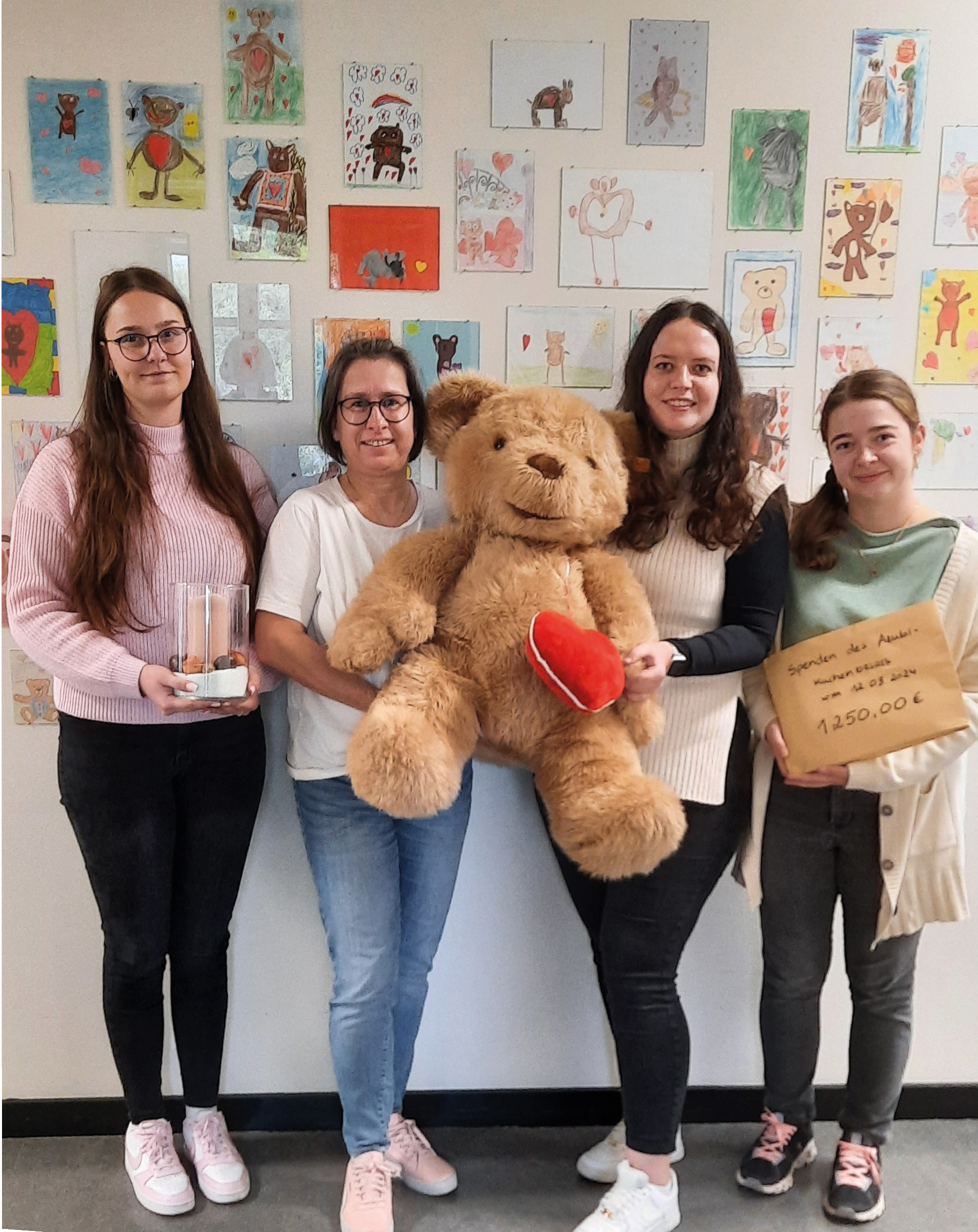 Josi Wieland, Kerstin Stadler – Mitarbeiterin im Kinderhospiz, Julia Berner und Josephine Otto (v.l.n.r.) Kuchenbasar