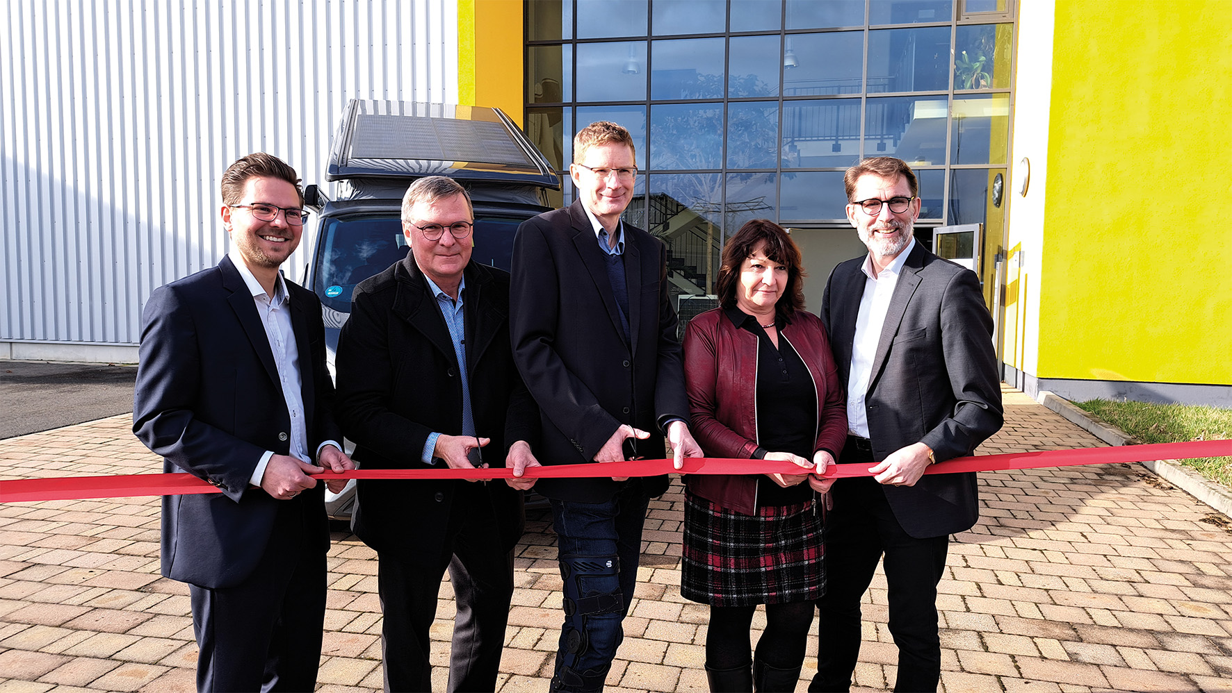 v.l.n.r. Alexander Uhle, Standortleiter, Holger Schulz, Bürgermeister Zwenkau, Robert Händel, Geschäftsführer OPES, Gesine Sommer, Leiterin der Wirtschaftsförderung im Landkreis Leipzig, Michael Körner, Geschäftsführer der Invest Region Leipzig GmbH 20240212_141101