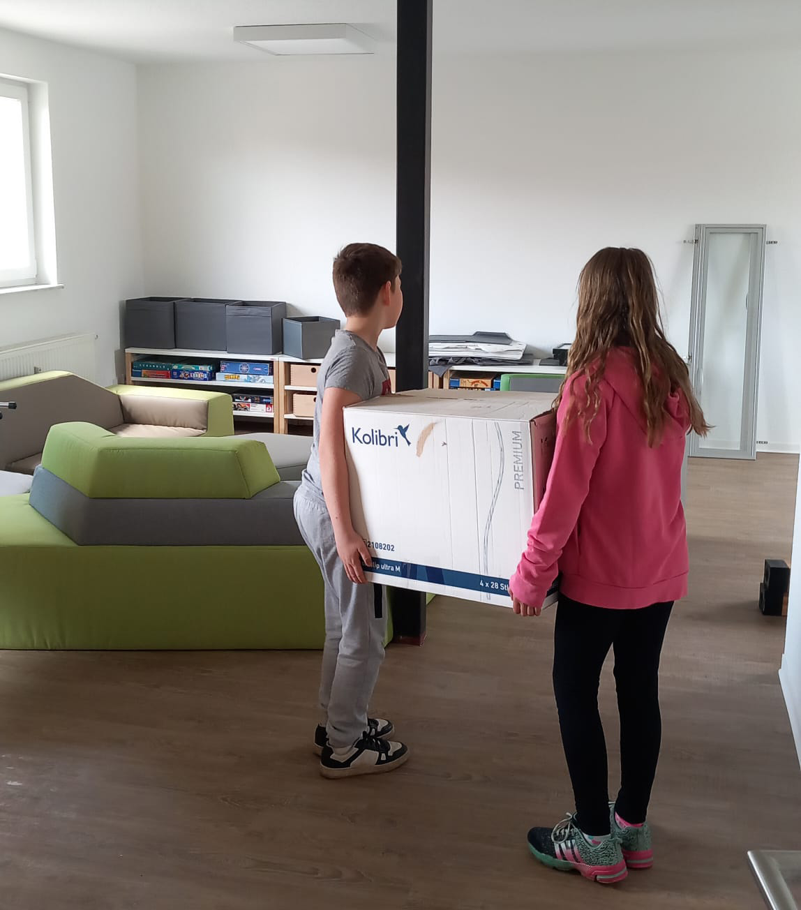 Die%20Kinder%20helfen%20beim%20Umzug_a