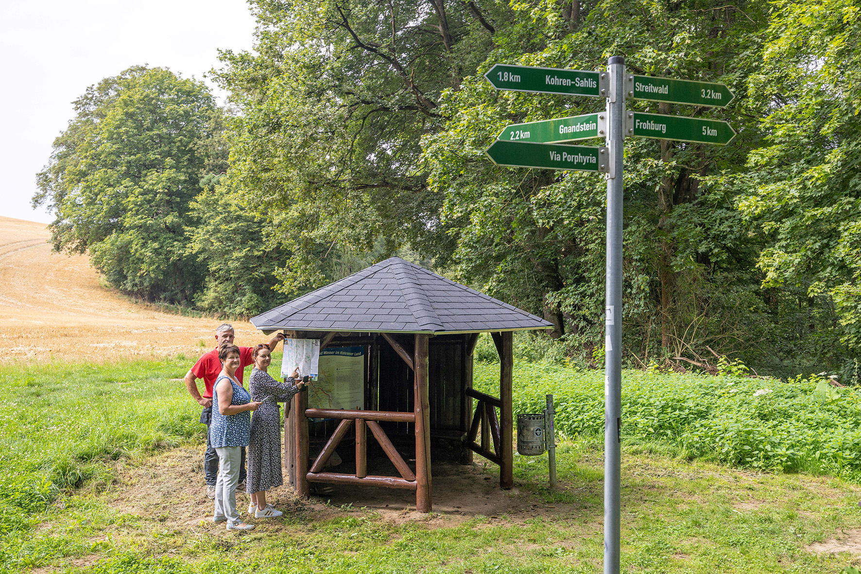 Steffen Gartz von der ausführenden MSW GmbH, Grit Kuhnitzsch (Vereinsvorstandsmitglied) und Nicole Preißner (Geschäftsführerin) (v.l.n.r.) neben der renovierten Schutzhütte (Foto: LUFTFLUG.com) Schutzhuette