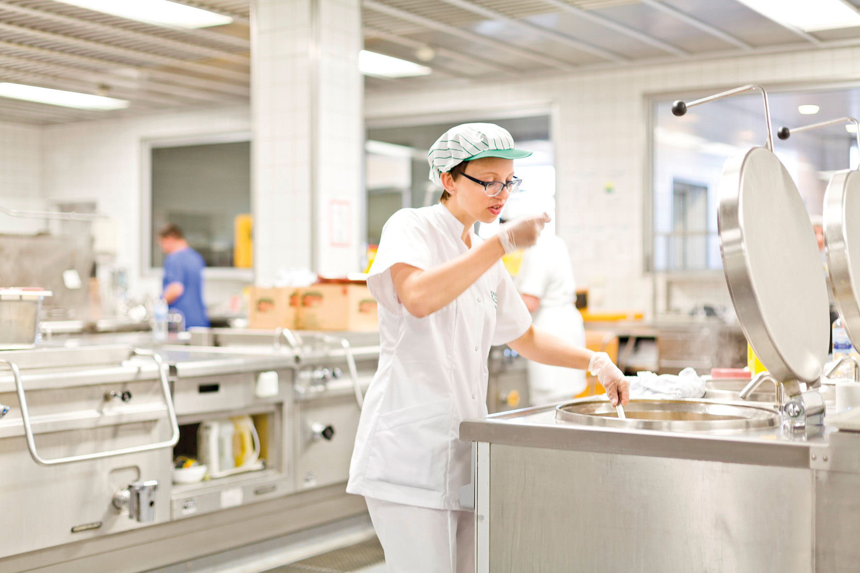 regelmäßiges Verkosten gehört zu den täglichen Aufgaben Klinikum2